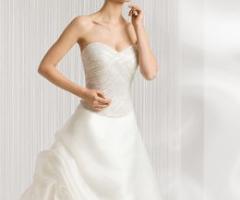 Vestito da sposa con corpetto ricamato