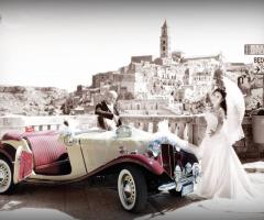 Gli sposi e una macchina d'epoca