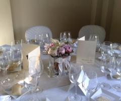 Composizione floreale per i tavoli del ricevimento di matrimonio