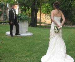 Sposi nel giardino interno della location di matrimonio