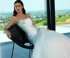 Abito da sposa con fiori applicati