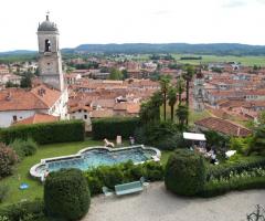 Vista aerea del giardino e della piscina del castello