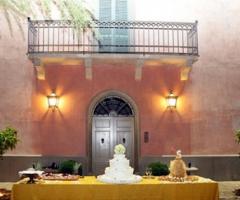 Allestimento per il banchetto di nozze all\'aperto