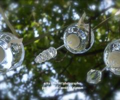 Candele che scendono dall'alto per un matrimonio in giardino