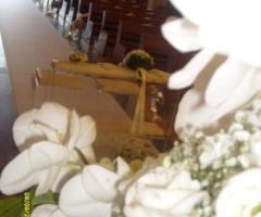 Rose, orchidee e nebbiolina bianca per la chiesa