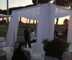 Struttura quadrata con veli per il matrimonio