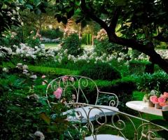 Angolo romantico del giardino della villa - AZETA Foto
