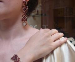 Bracciale e orecchini in microperle bianche e rosse per la sposa