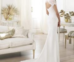 Meraviglioso abito da sposa dalla linea semplice ed elegante