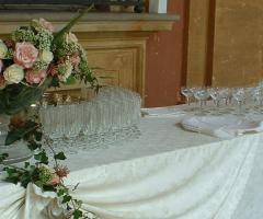 Coppa in vetro con rose