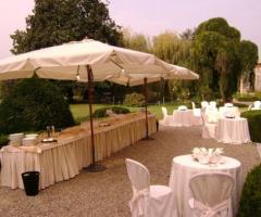 Ricevimento di matrimonio in giardino