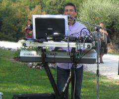 Batuka - Musicista alle tastiere durante rito civile