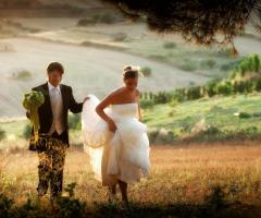 Foto degli sposi immersi nella natura