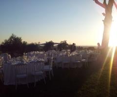 Tavoli rotondi per il matrimonio in giardino