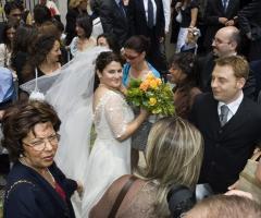 Fotografia degli sposi all'uscita della chiesa