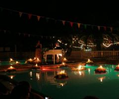 Lanterne galleggianti e pianoforte a bordo piscina