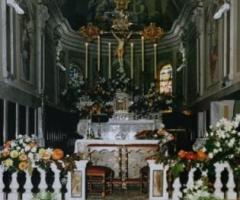 Allestimento floreale della chiesa