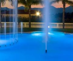 Giochi d'acqua in piscina