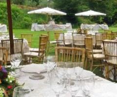 Il banchetto di nozze nel giardino esterno del castello