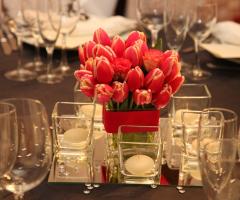 Centortavola con tulipani rossi