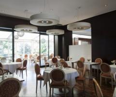 Sala ricevimenti moderna e luminosa