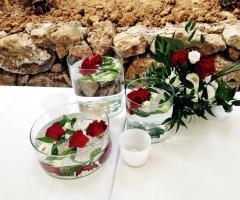 Allestimenti floreali con rose rosse e lisianthus bianchi
