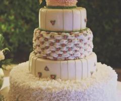 Torta nuziale originale con dettagli rosa