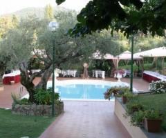 Ricevimento di matrimonio a bordo piscina