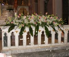 Fiori per l'altare della Chiesa