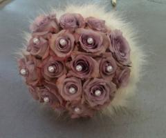 Bouquet sposa di rose con perle