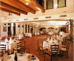 Ampia sala rustica con travi a vista