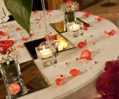 Candele e petali di rosa per il tavolo di nozze