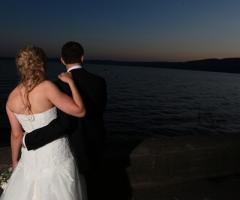 Gli sposi presso la location di matrimonio