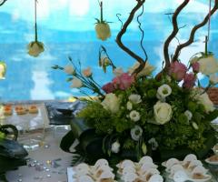 Allestimento floreale per il tavolo del buffet