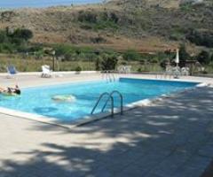 Ampia piscina presso l'agriturismo per ricevimento di matrimonio a Monreale (Palermo)