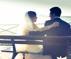 Abbraccio sposi sulla panchina