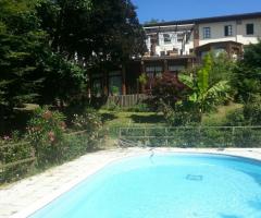 Vista dell'agriturismo dalla piscina