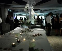 Allestimento con candele per le nozze