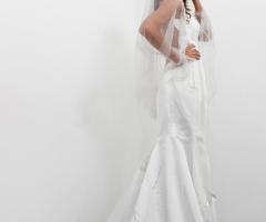 Atelier Kelebek - Abito in duchesse con trasparenze e con coda sagomata