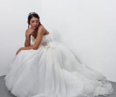 Atelier Kelebek - Abito con gonna ampia in organza e corsetto in mikado