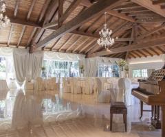 Villa Demetra - I tavoli degli invitati e il pianoforte