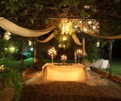 Allestimento del tavolo per la torta di nozze