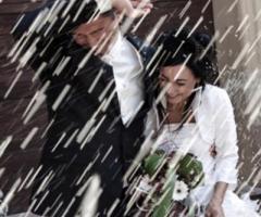 Fotografia del lancio del riso agli sposi