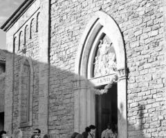 Gli invitati attendono gli sposi fuori la chiesa