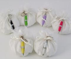 Sacchettini in tessuto e bomboniere penna