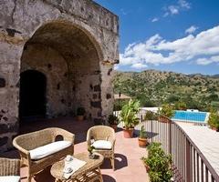 Vista sul parco con piscina presso l'agriturismo per ricevimento di matrimonio il Borgo