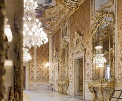 Sala interna con decori dorati presso la location per ricevimento di matrimonio Palazzo Manganelli