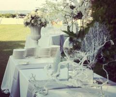 Allestimento total white per il tavolo del buffet