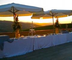 Allestimento del banchetto di matrimonio al tramonto