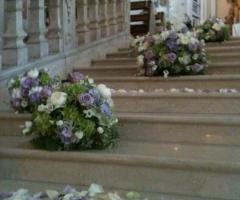 Allestimento floreale con rose per la chiesa